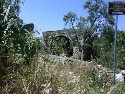 Trovare l'edificio � semplice: � necessario imboccare la strada provinciale 231 dirigendosi verso Bitonto. Dopo 8 chilometri si supera l'incrocio con la strada provinciale 119, quella che conduce a Palo del Colle, e si svolta subito a sinistra in una stretta arteria di campagna. Occorre quindi guidare sull'angusta lingua di asfalto per altri 900 metri prima di avvistare sulla destra la misteriosa struttura